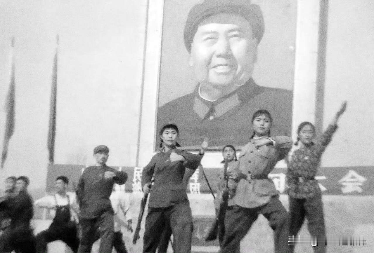 1966年，跳忠字舞