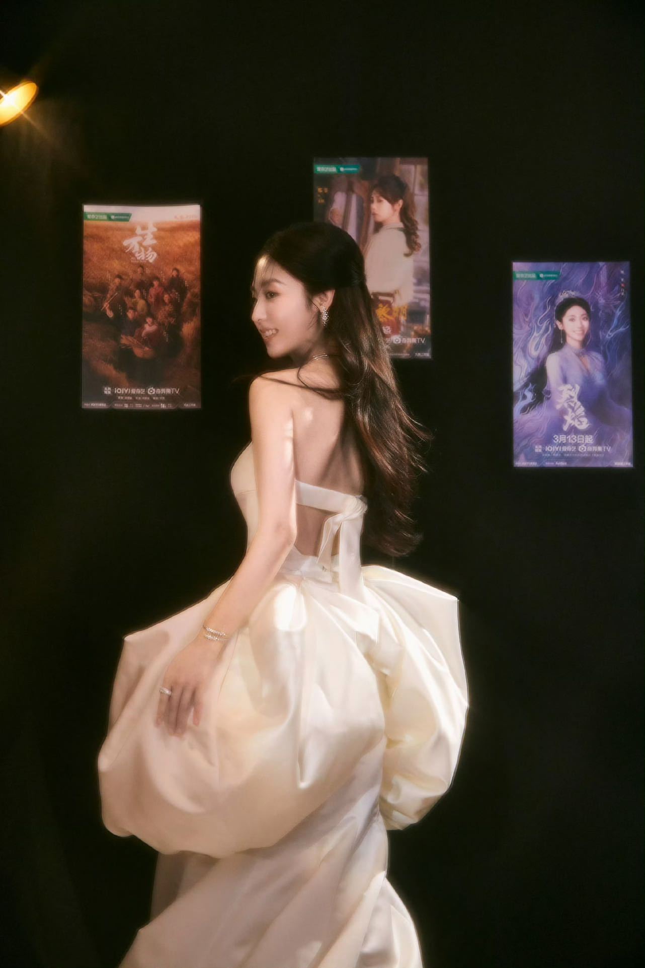 邢菲 作品是一个演员最好的底气 邢菲今日带着三部作品一起走红毯，《烈焰》和《暗夜