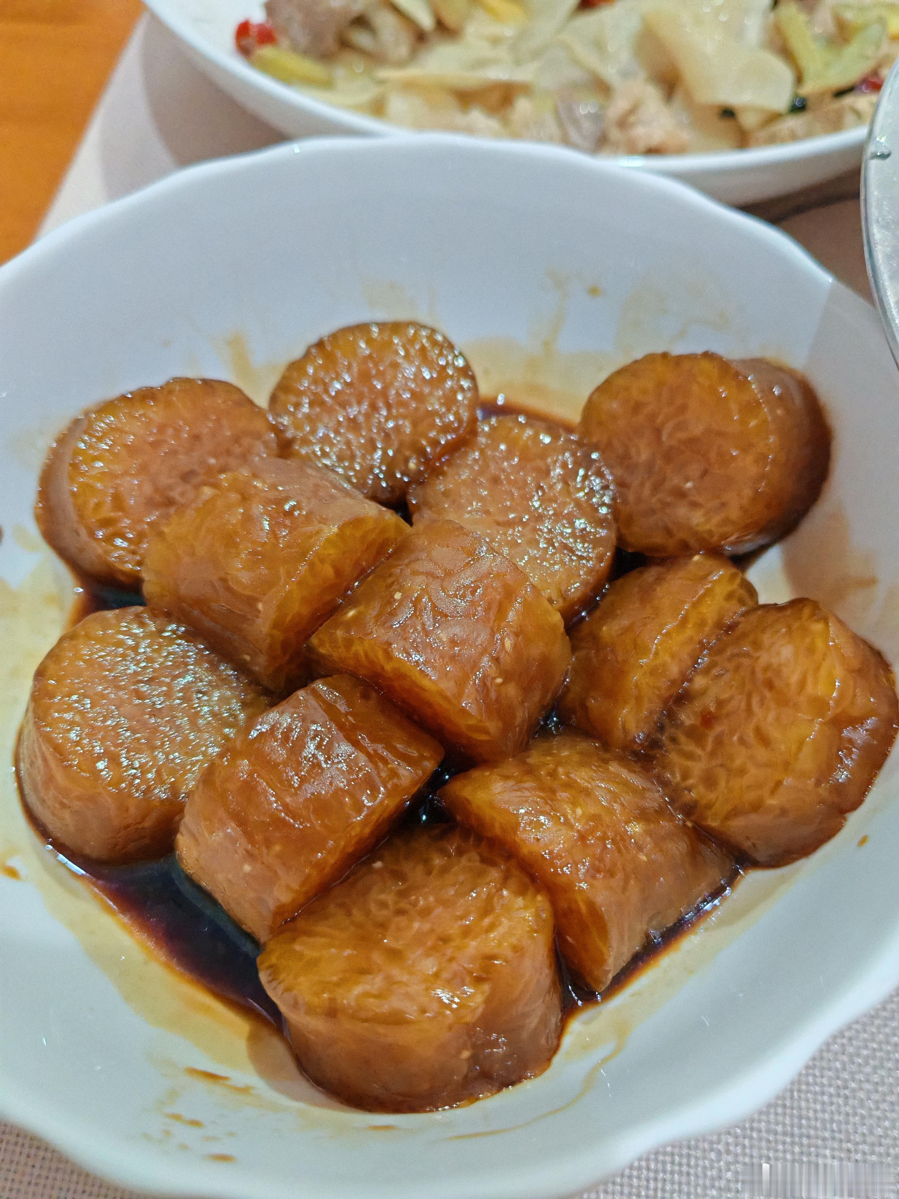 吃饭啦下班回来这个也想吃那个也想吃看到冰箱里有一条灰水粽（图二），又嘴馋了，立马