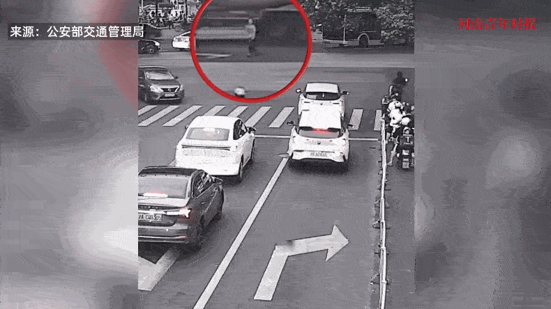 “心太大了！”7月20日，上海，一位8岁的男孩独自在街头上玩滑板车，结果闯红灯左