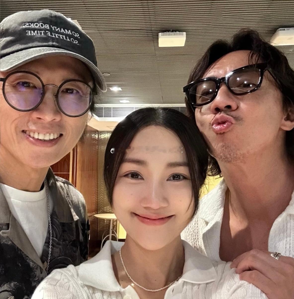 黄子华 谢安琪 张继聪自拍合照🤳昨晚看BigFour ​​​