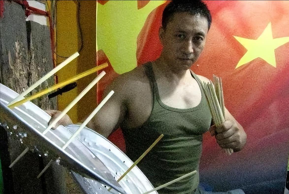 2008年，“拳王泰森”和“中国保镖之王李旭”在酒吧相遇。泰森说:“我不相信你能