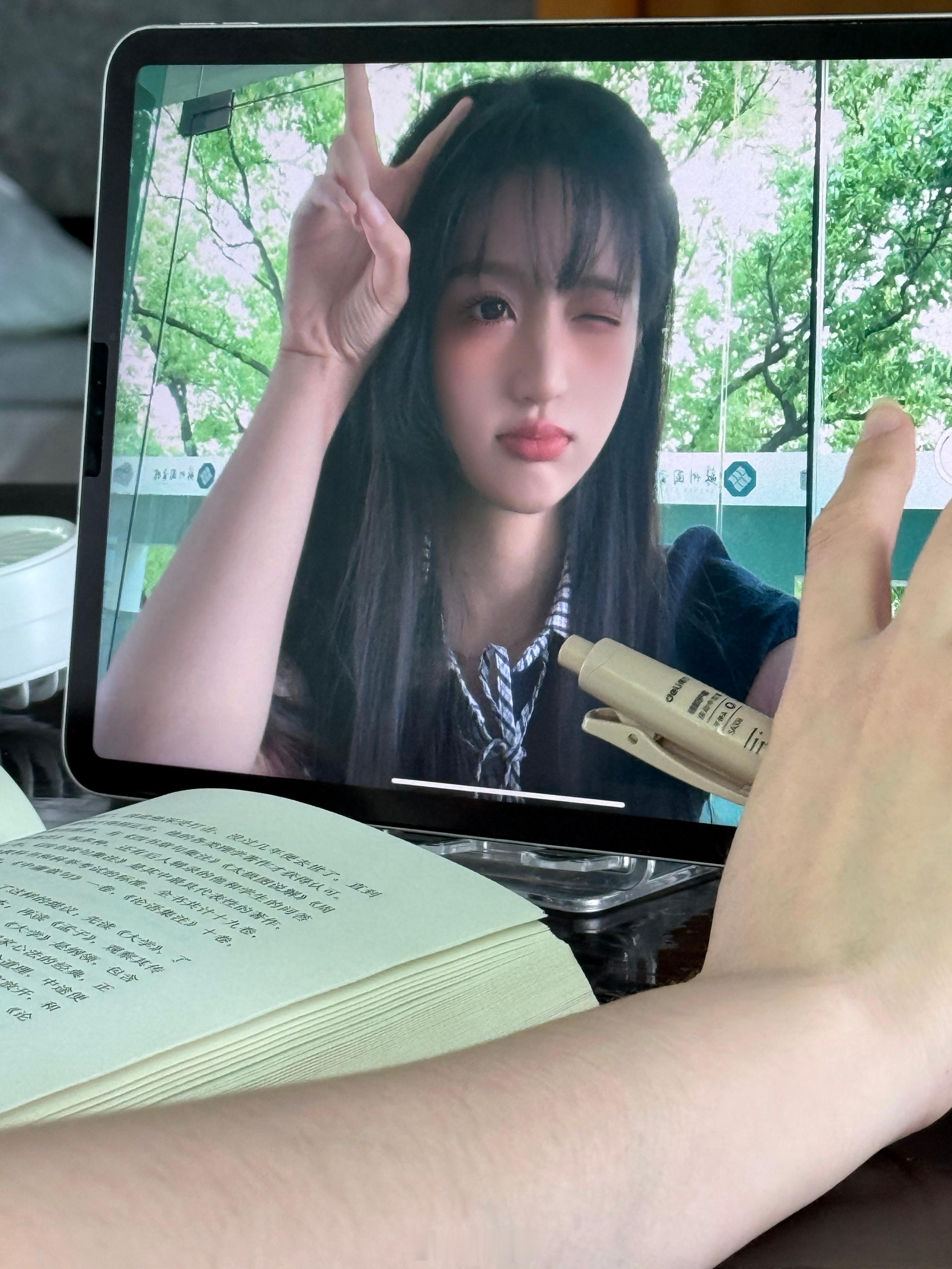 当执着于手机拍照的我📱打开了ipad的前置…… ​​​