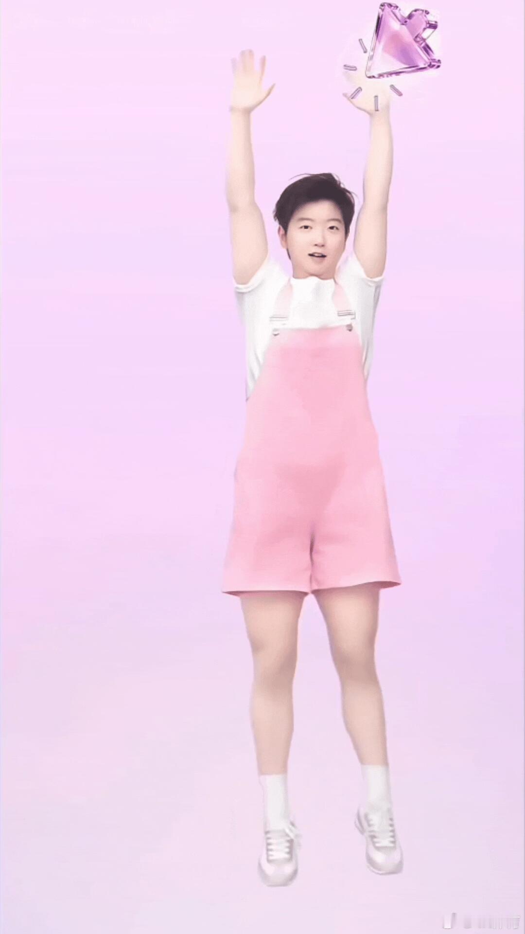 天呐粉色背带裤莎莎也太萌了😻 