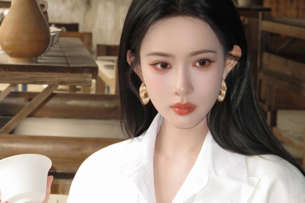 孟子义又双叒叕解锁新风格了！📚✨
昨天孟子义在社交平台上晒出一组斯文风大片，直