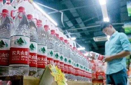 农夫山泉短短几天内，销量暴跌90%，我搞不懂它到底得罪谁了？哇哈哈董事长宗庆后的