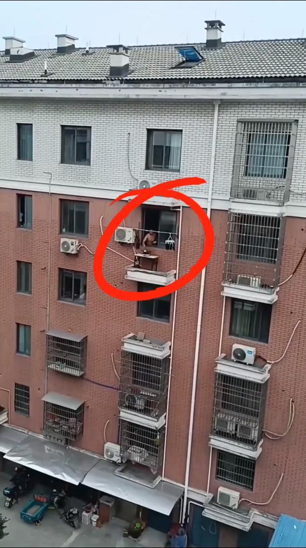 大哥，你就不怕把锅炒丢了吗？[擦汗]