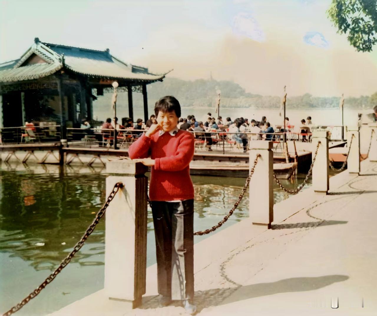 42年前西湖边照的这张照片，藏着我一直没放下的心愿。
 
昨天女儿说要带我去杭州