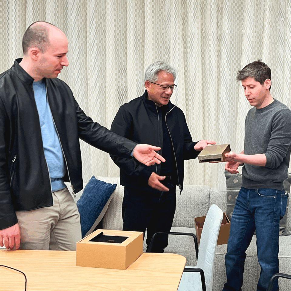 上周，NVIDIA 创始人兼首席执行官黄仁勋专程前往 OpenAI，亲手将 NV