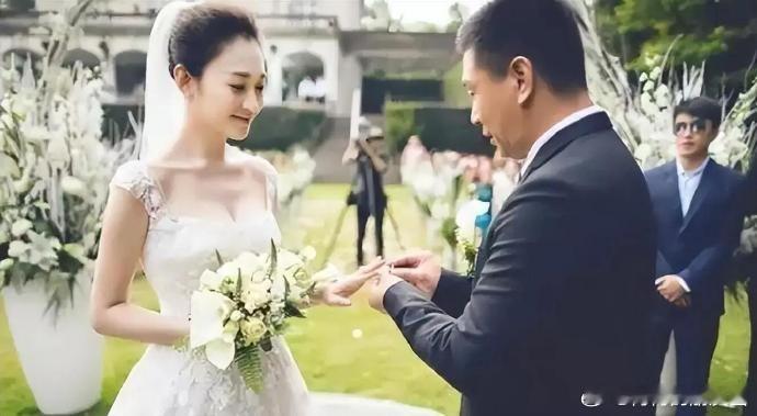 结婚11年，李小冉婚姻真的很幸福啊 