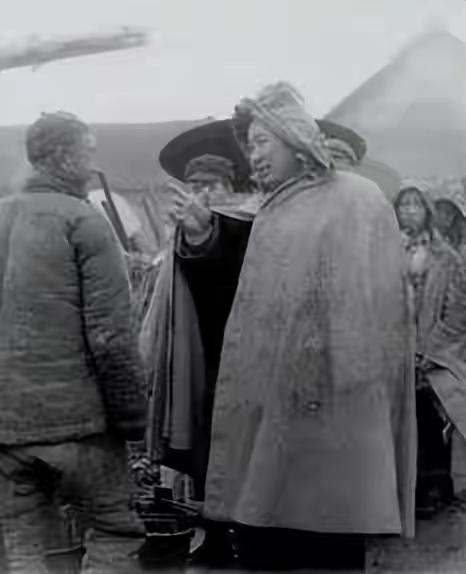 1950年，时任新中国第一任水利部部长的傅作义冒大雨实地视察淮河治理工程现场。