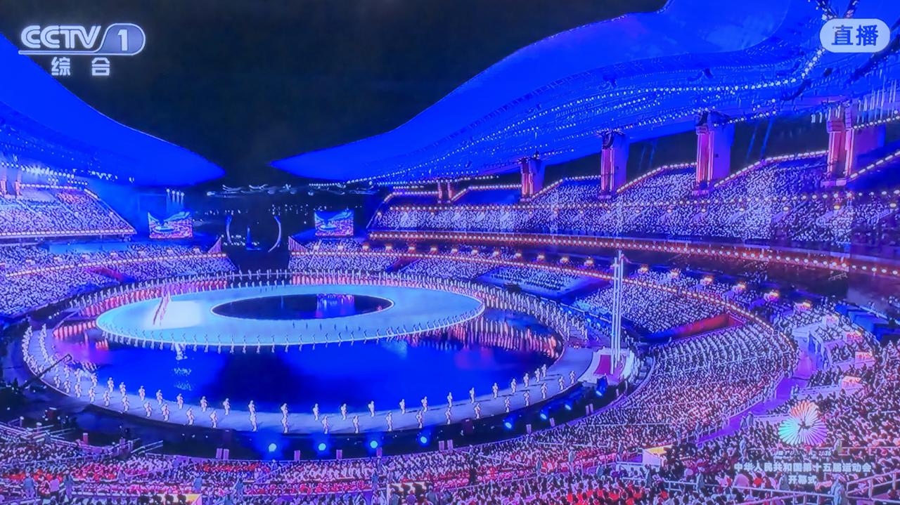 中华人民共和国第十五届全运会11月9日晚上八点在广东奥林匹克体育中心开幕。现场舞