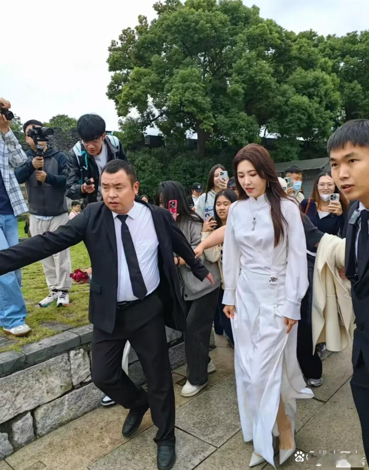 曾黎来苏州了！本人很高很瘦，相机都拍不出她的美貌 ​​​