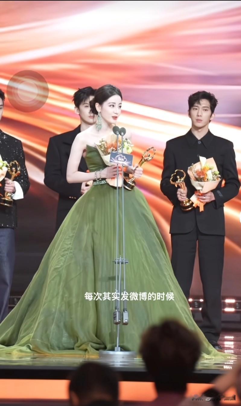 哇塞，这个墨绿色的好显白呀，我们家巴巴都白的发光有没有[爱慕]