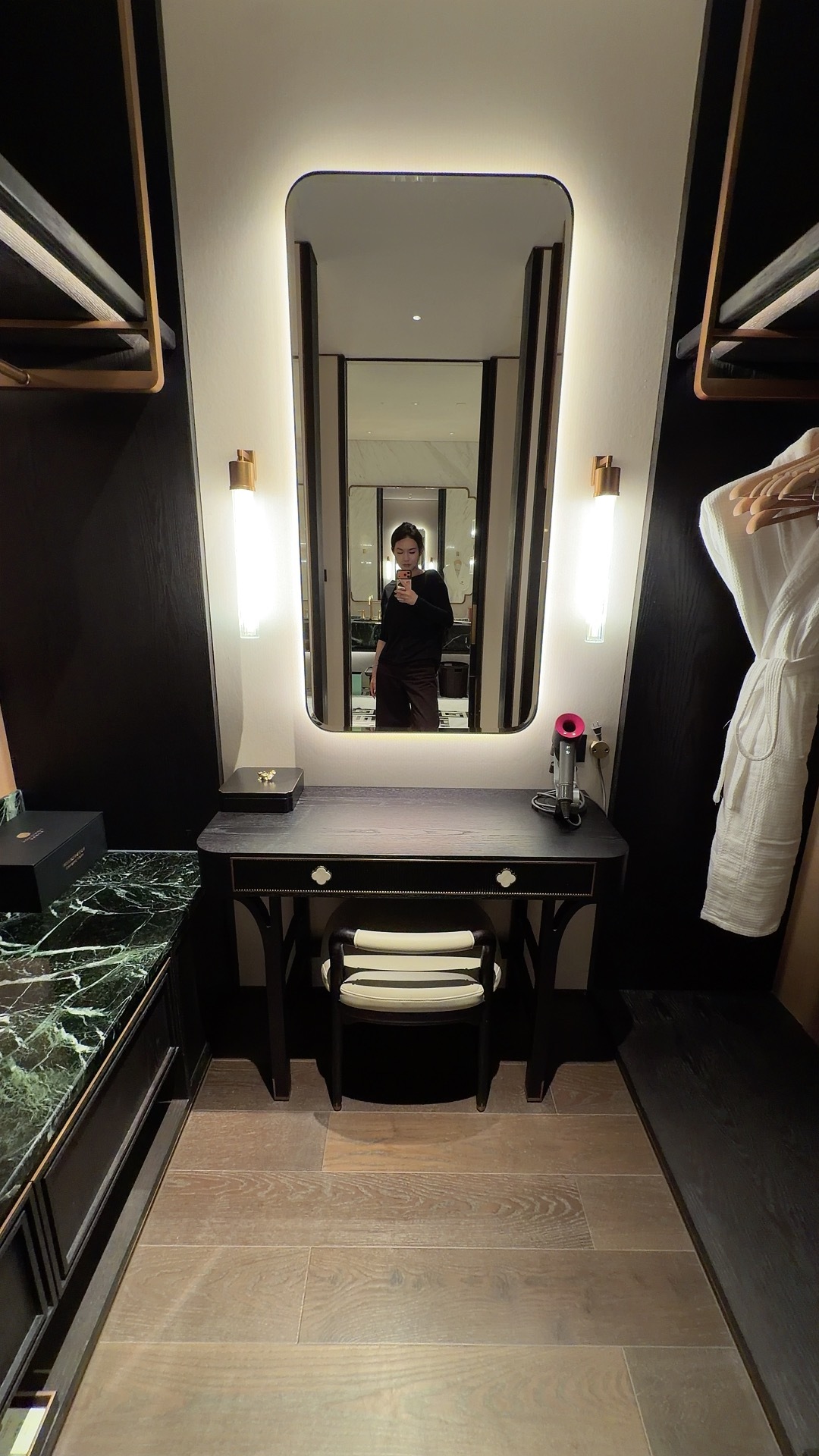 今晚入住的酒店🏨很nice！！！写个脚本✍🏻准备好好睡一觉我们小伙伴跟我说：