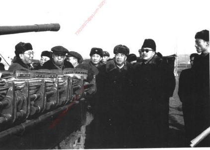 1959年11月28日，朱德同贺龙，罗荣桓，许光达等视察北京第一坦克学校。