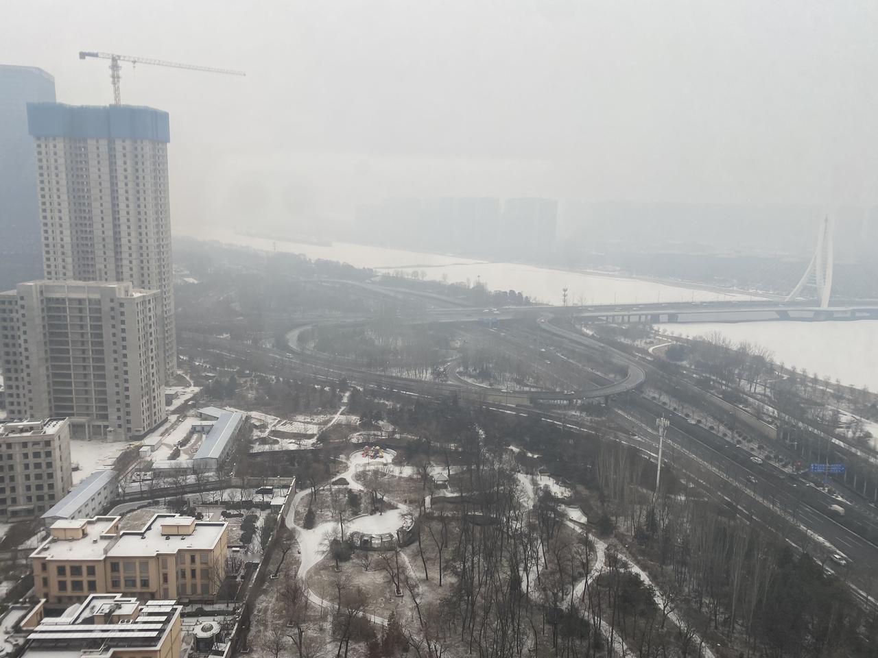 太原下雪了，今天一大早天灰蒙蒙，一上午也没下个大雪，太原现在下个大雪难了！北方冬