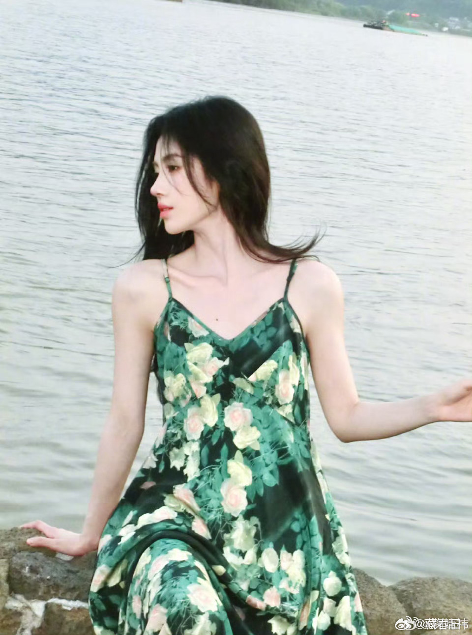 鞠婧祎绿色吊带碎花裙 鞠婧祎真的好美😍好像绿野仙踪的仙子 ​​​