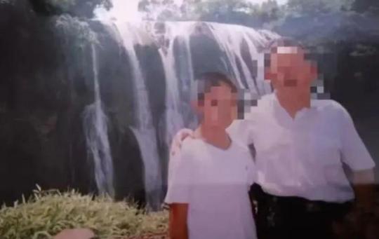 贵州，一对老夫妇将一孤儿男孩养了16年，供他上大学。老夫妇去世后，亲生女儿将老夫