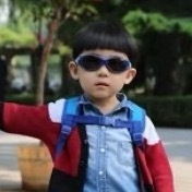杨博文安全意识好强啊，安全头盖还不够还书包带带也绑一块形成安全带，双重保障呐 