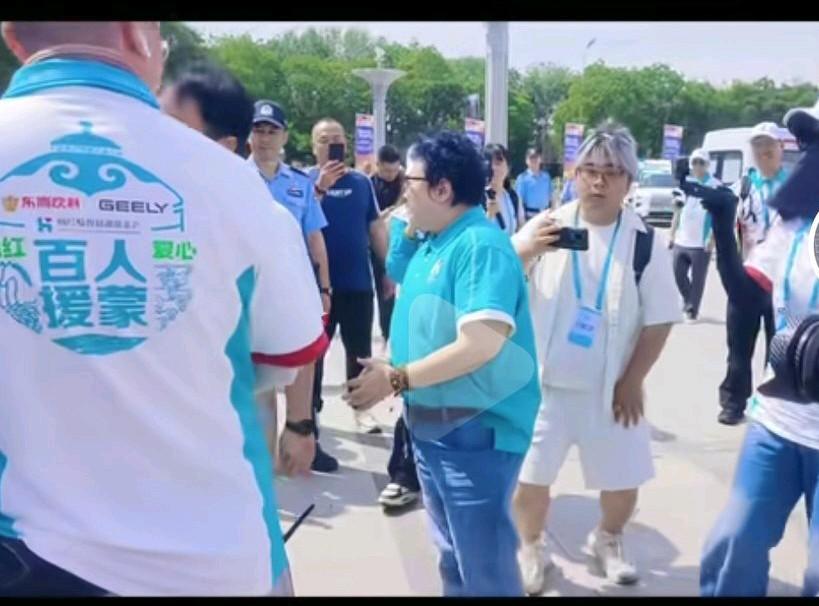 现在随着韩红的爆料越来越多，真的也发现她到底是不是在真心的做公益呢？前几天去内蒙