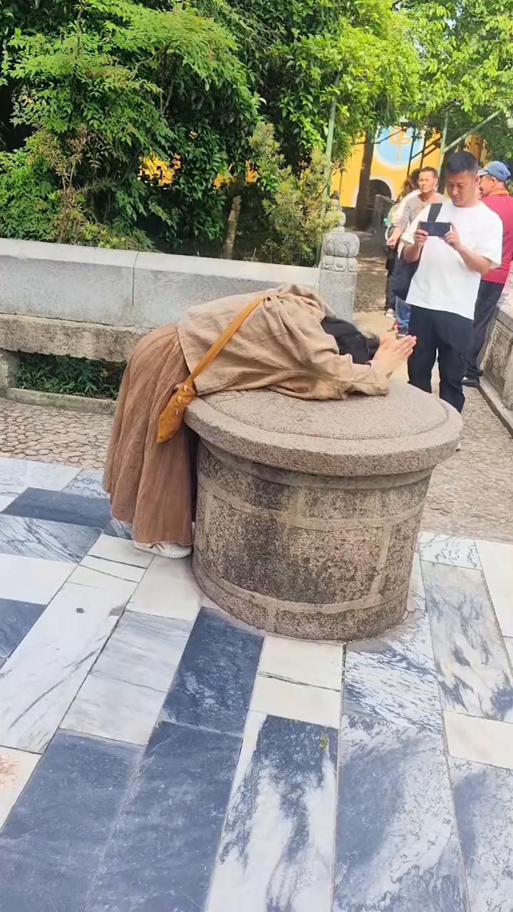 在安徽九华山有一座神秘的古井，其独特之处在于它是一口旱井，无论风雨多大，井内始终