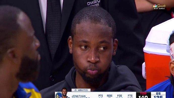 连续16场被按板凳，今天一上就连砍20分。
 
科尔把他雪藏一个月，结果巴特勒一