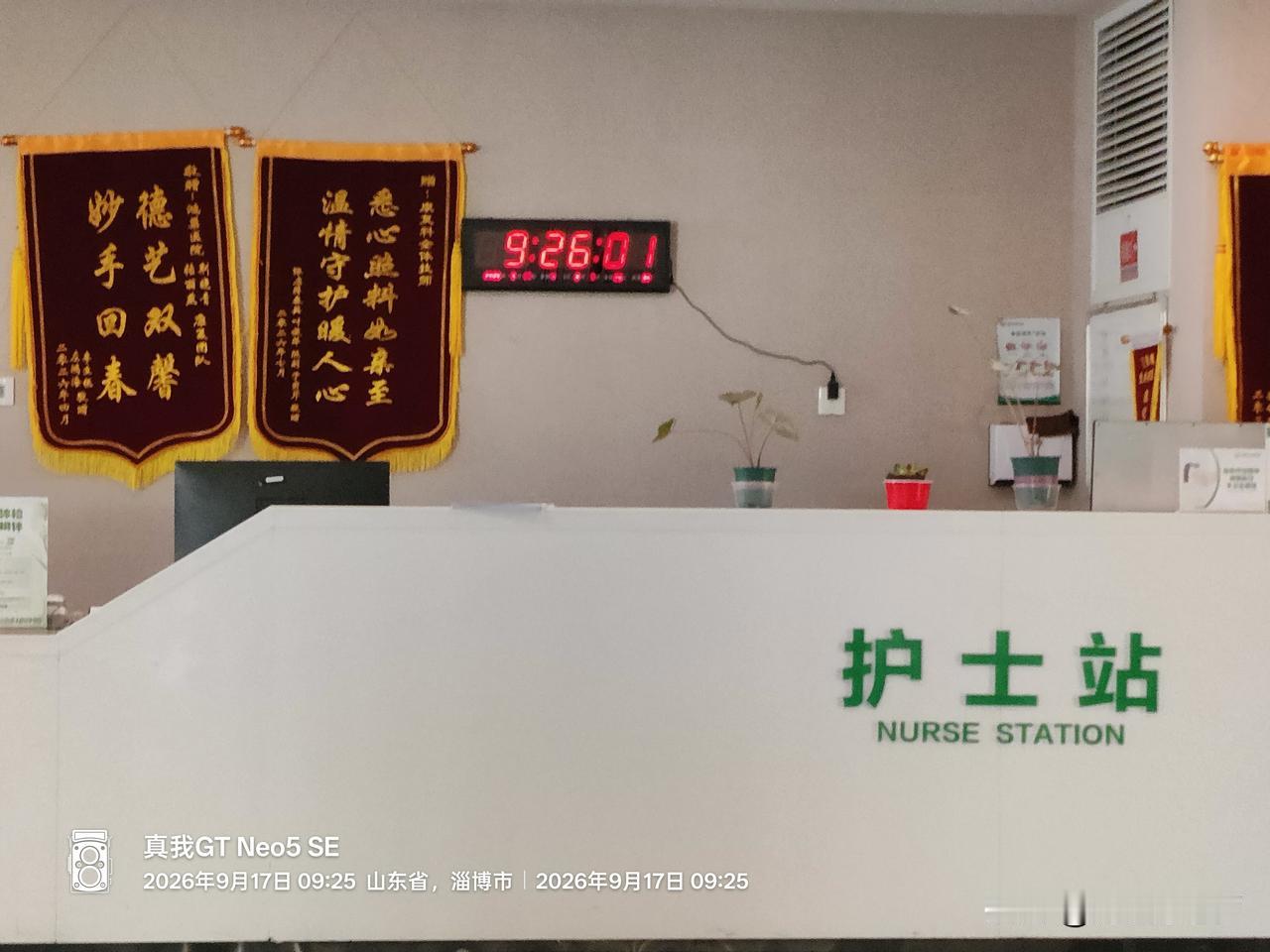 在康复大厅常常见到瘦弱太太护胖壮瘫痪老头
 
多数老太太身形瘦小，推着一位体格壮