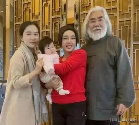 张纪中导演和刘晓庆两人的年纪相差1岁，一个74岁，一个73岁，刘晓庆73岁了无儿