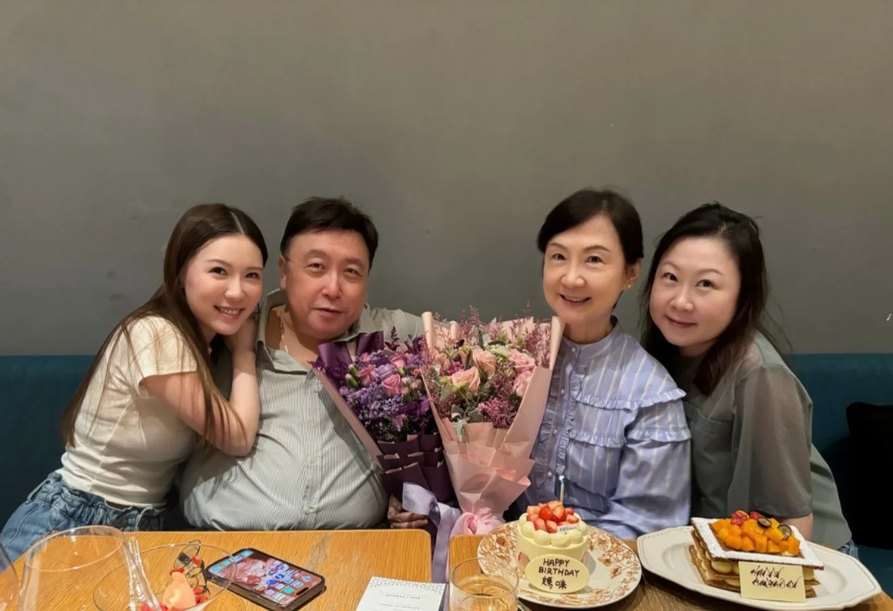 王晶贺老婆生日！44岁大女儿罕现身，好像妈妈
