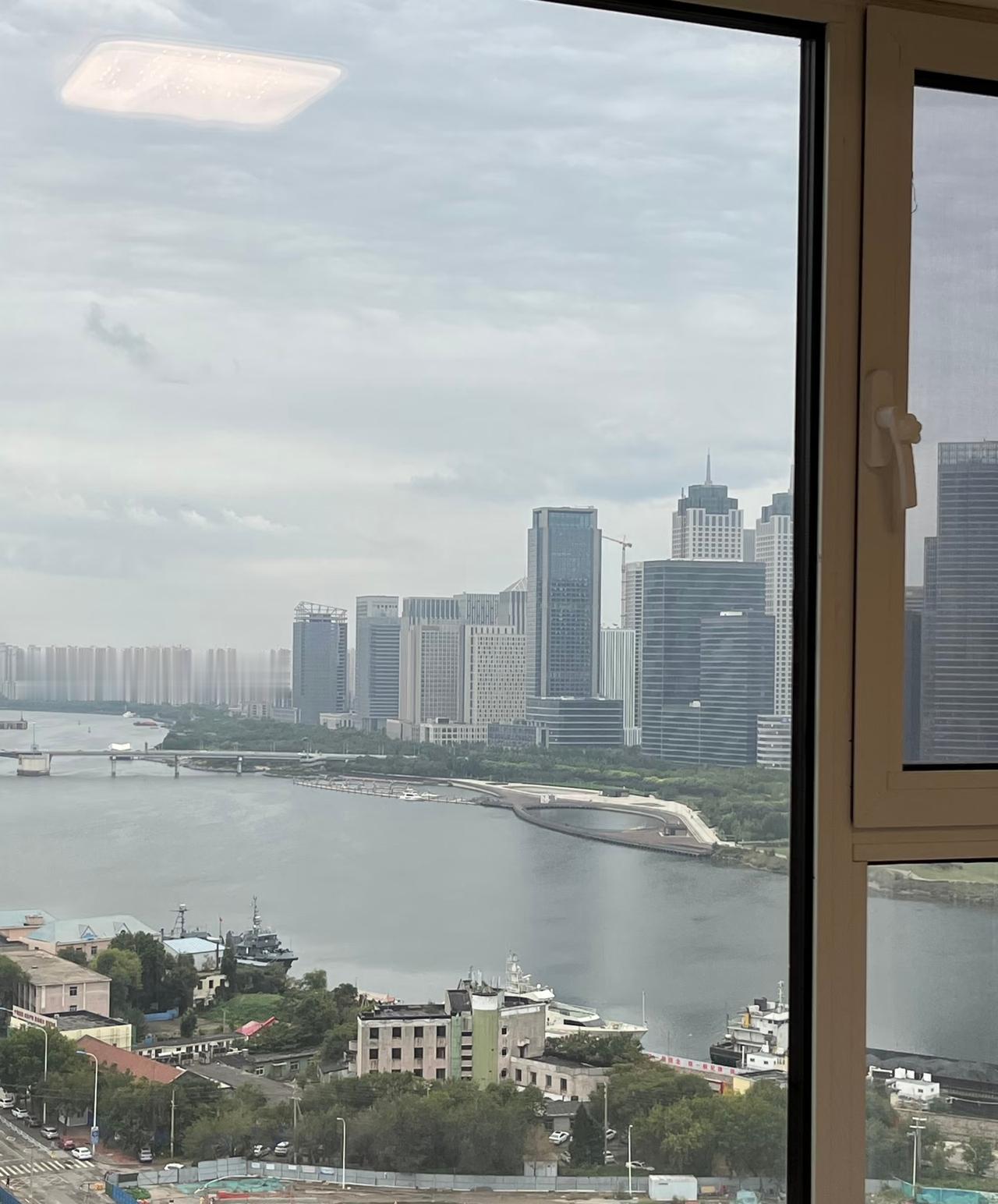 48岁的山东汉子，
二十多岁就外出谋生，
如今独自在天津滨海新区跑运输。
每日到