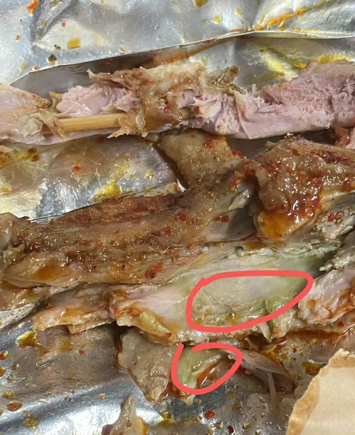 鹅腿阿姨 绿色鸭腿僵尸鸭腿大学生还是过于单纯了，这不就是僵尸肉吗？鸭腿发绿基本不