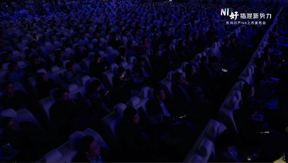 日产这次发布会有点意思，直接把N6同款后排改装的零压云毯沙发搬到了现场，听现场的