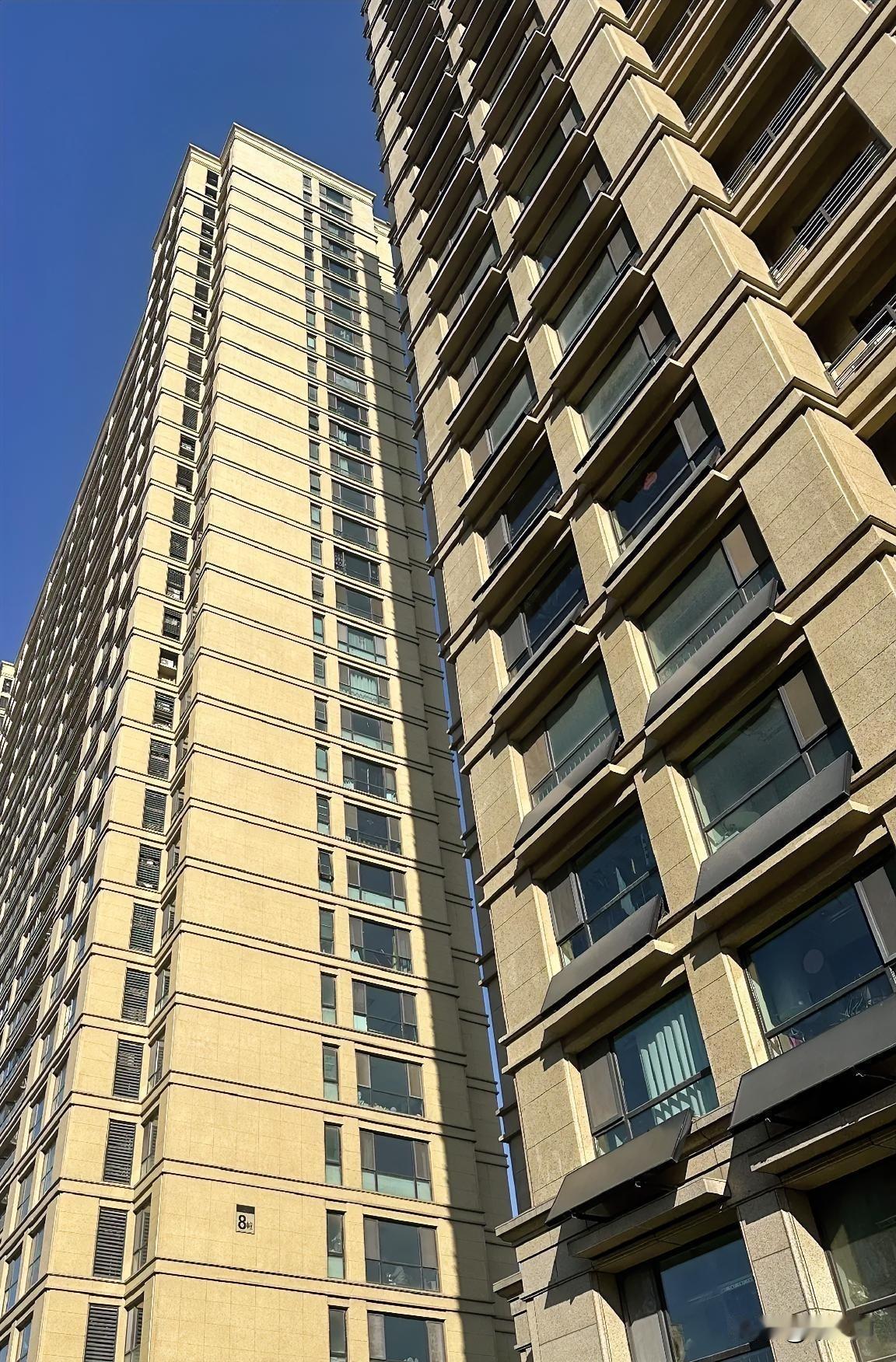 之前有客户问过我，结了婚，用自己攒的私房钱买房，算自己的？还是算夫妻共同财产？