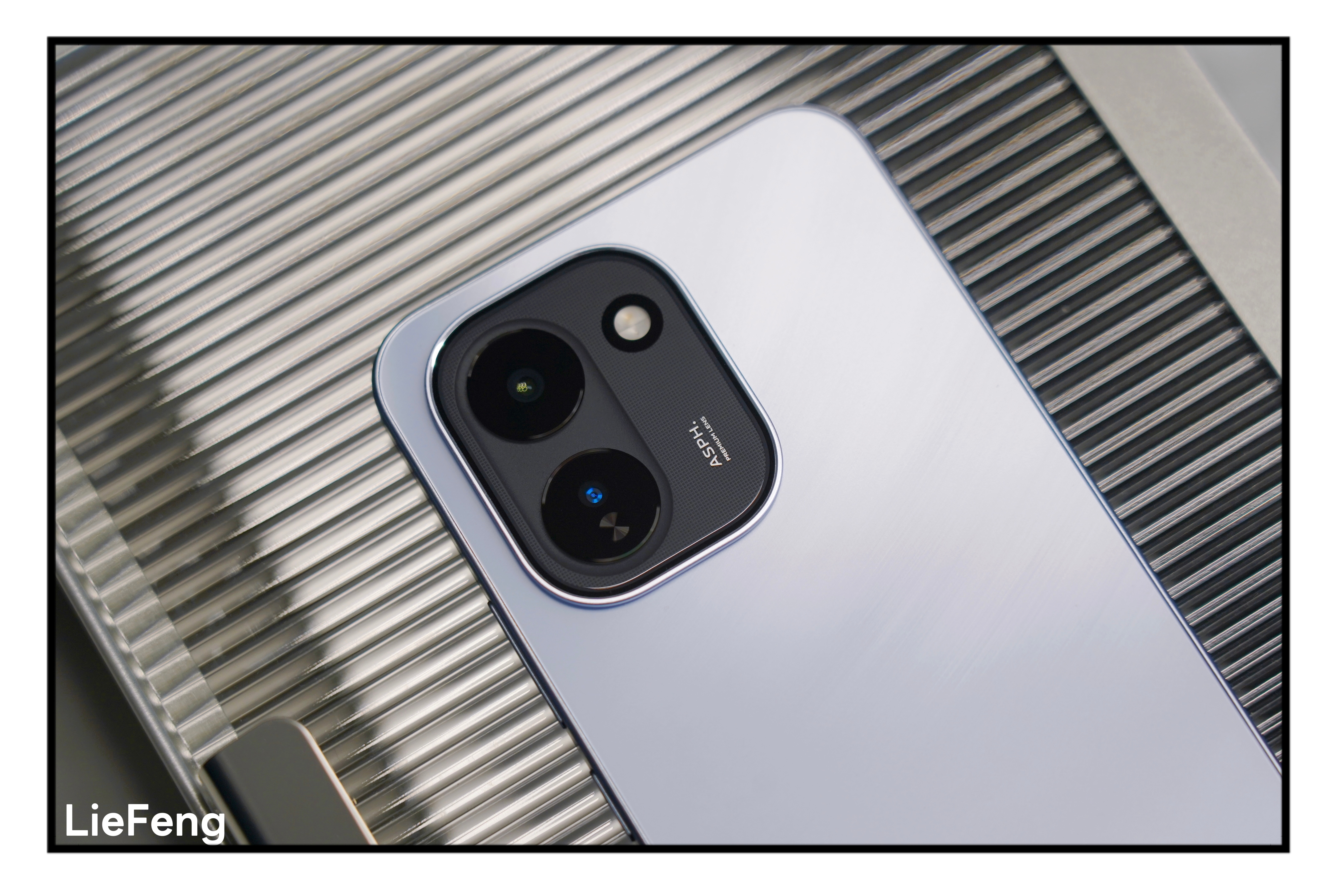 iQOO Z11最直观的感受是巨能打的续航，机身看着轻薄，却塞下9020mAh超