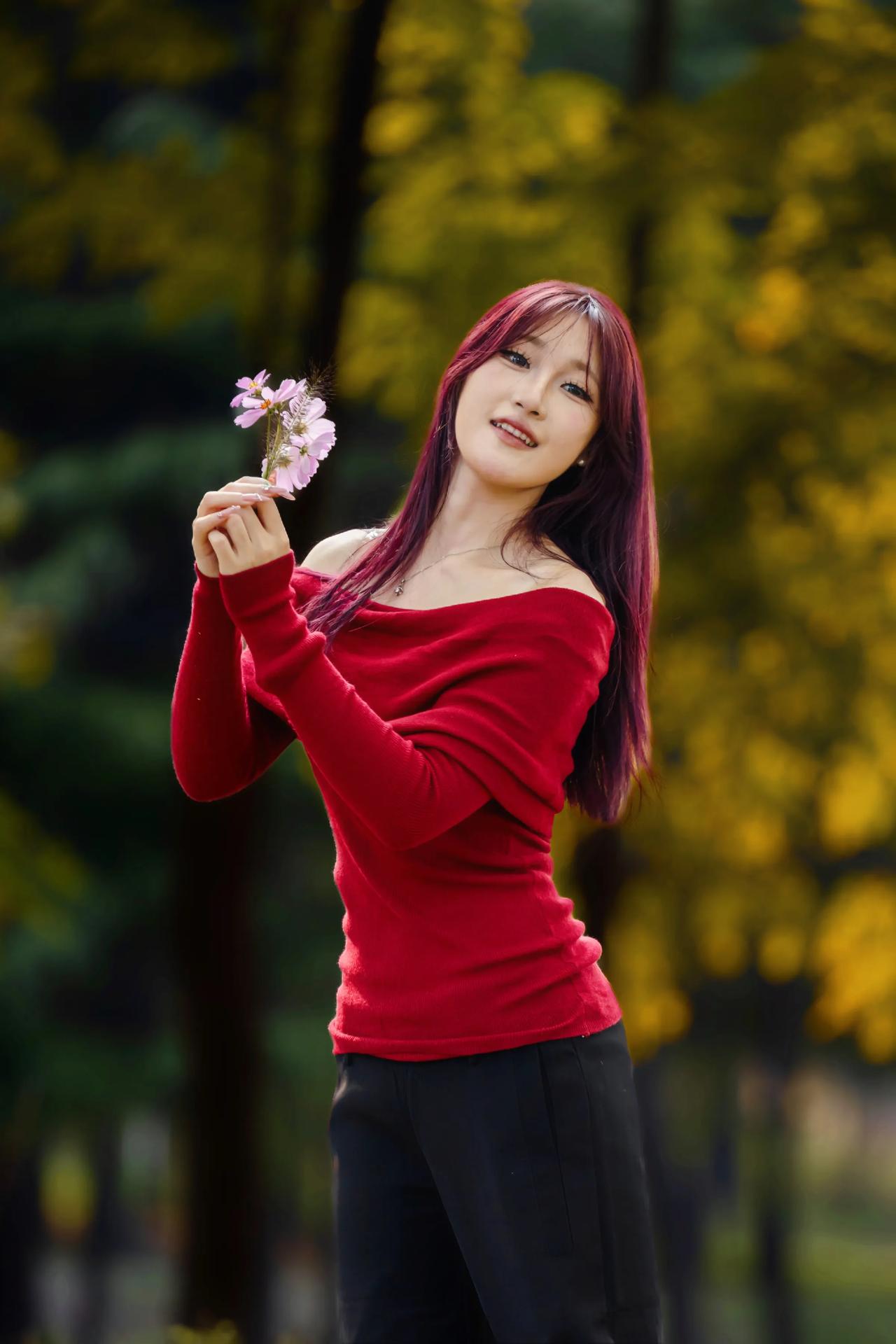 秋日漫步，红衣少女与花共舞。
#公园内美妙瞬间# 
#唯美户外写真# 
#花树下