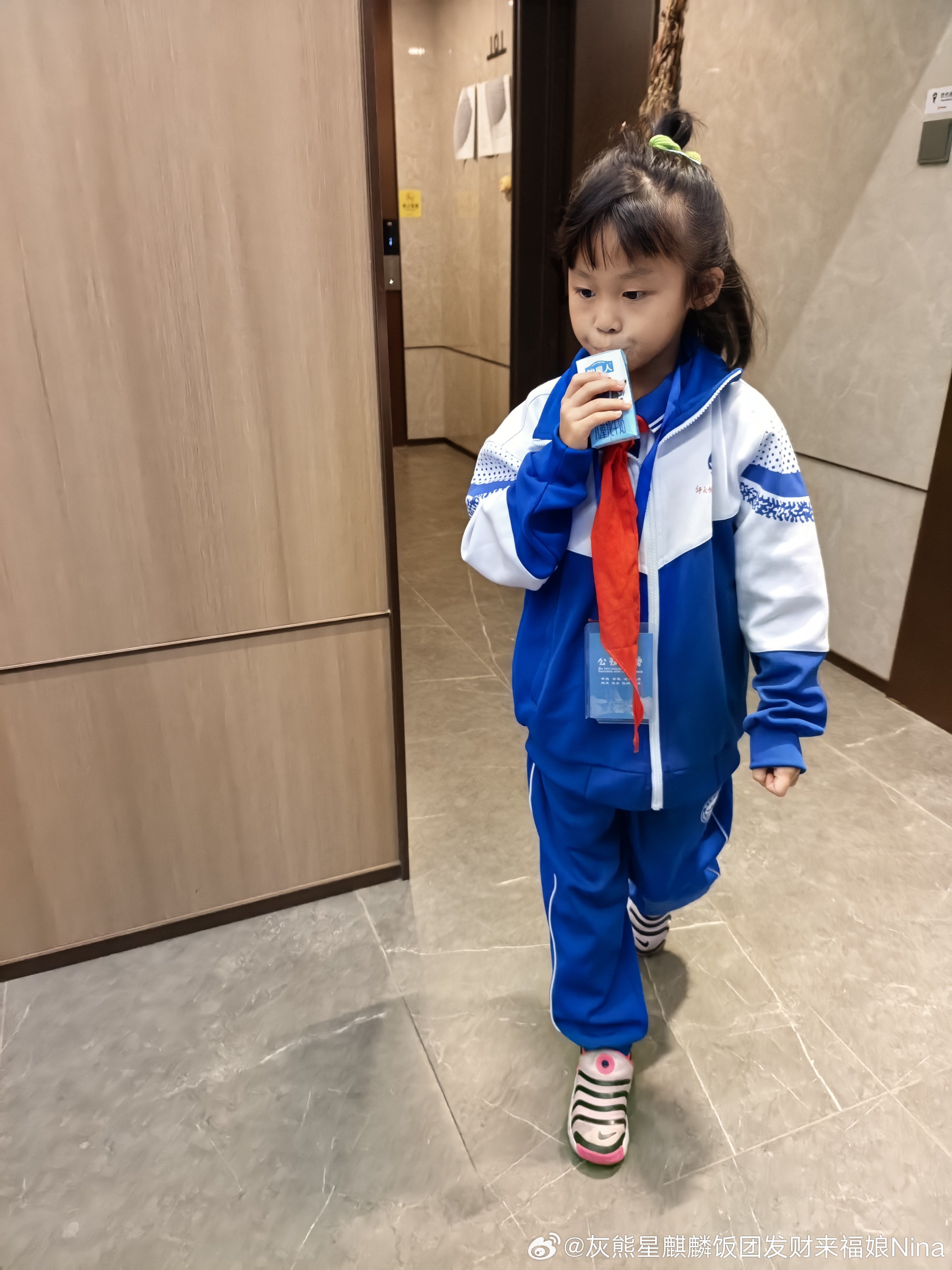 上学啦[耶]（书包🎒真沉……）妮娜一家[超话]饭团团日常 ​​​