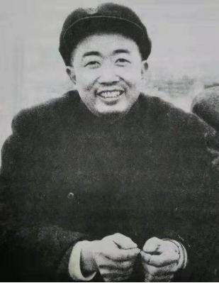 1952年，朝鲜战场上，志愿军抓获了一名间谍，搜身时，志愿军战士在间谍胸前一摸，