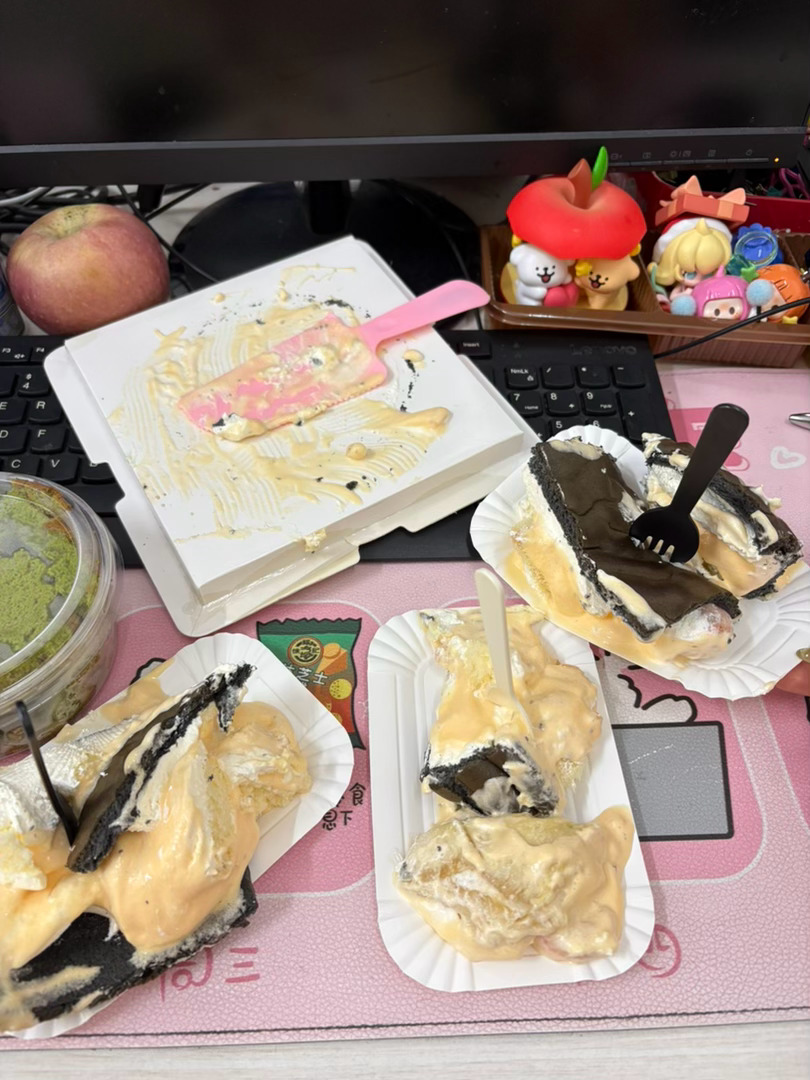 佳佳给我买了一个蛋糕 我分着给同事们吃同事阿姨说有个蛋糕很好吃 到时候买给我吃嘿