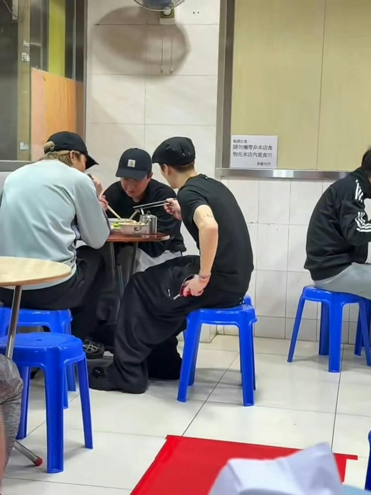 凌晨，在小店吃面的王嘉尔