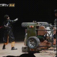 何炅渡鸦王子来了大侦探解锁全新渡鸦人设，何炅完美驾驭复古王子风。冷静剖析线索，沉