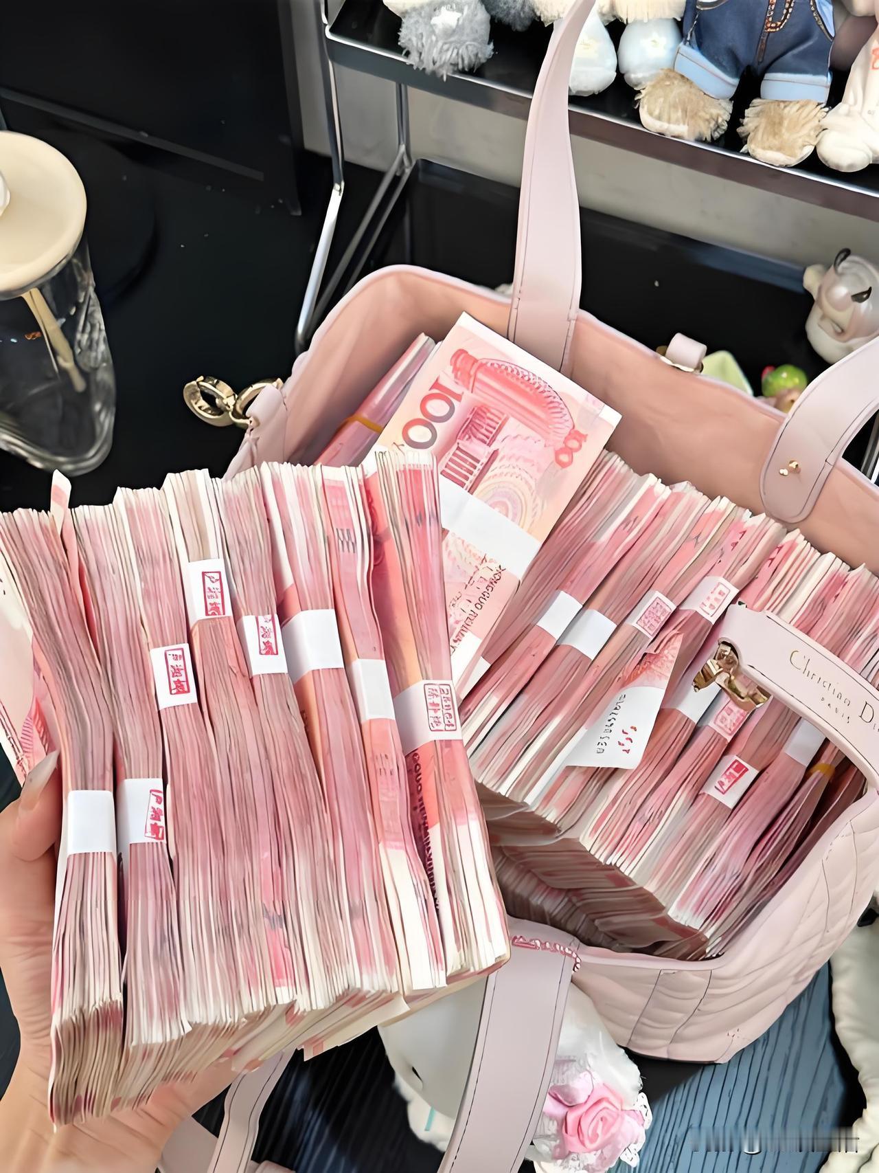 吃晚饭的时候，老公突然问我，你到底存了多少钱？我回答说，也就10万，他笑了笑点点