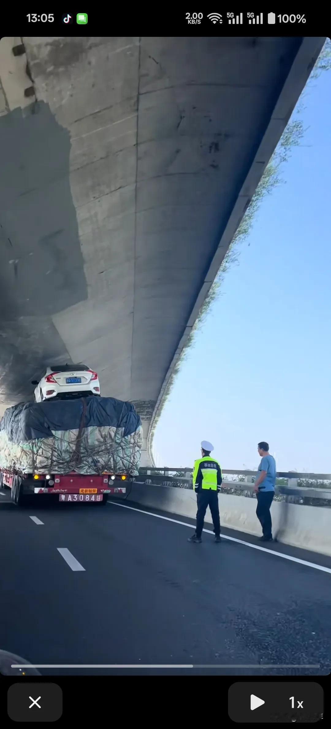 告诉我怎么上去的？卡子门立交桥车祸，一个大车上面载了一个小车，请问这是科目几？