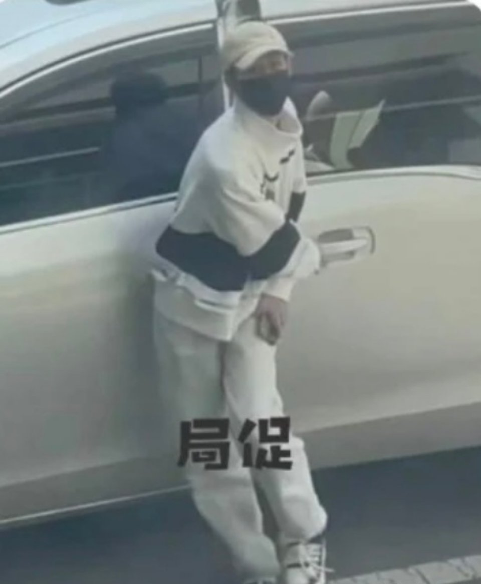 #田嘉瑞 门夹屁股头撞车#好好好，已经开始替田嘉瑞尴尬了，前不久屁股被门夹，之前
