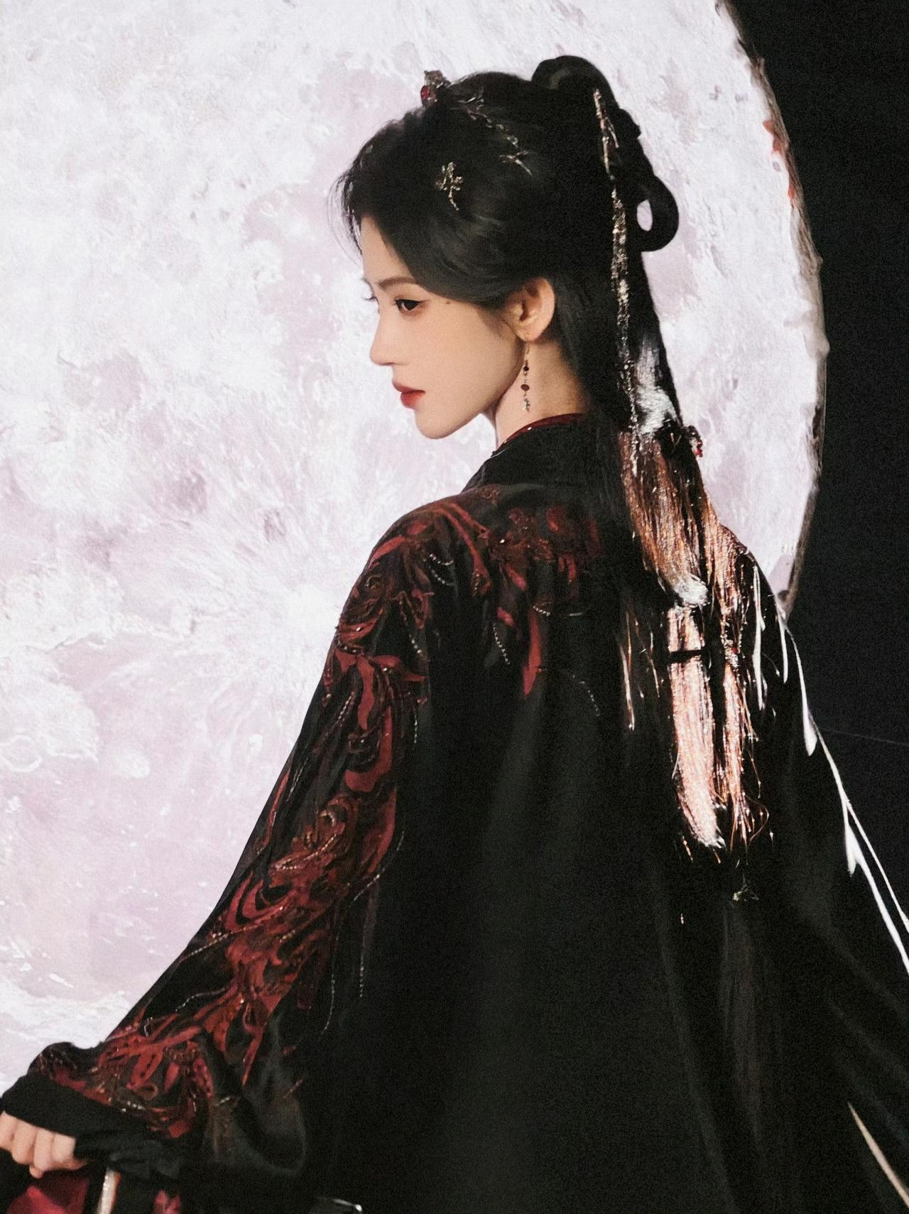 这是鞠婧祎在《月麟绮纪》饰演露芜衣的其中一个造型，她身着带有红色精美花纹的黑色古