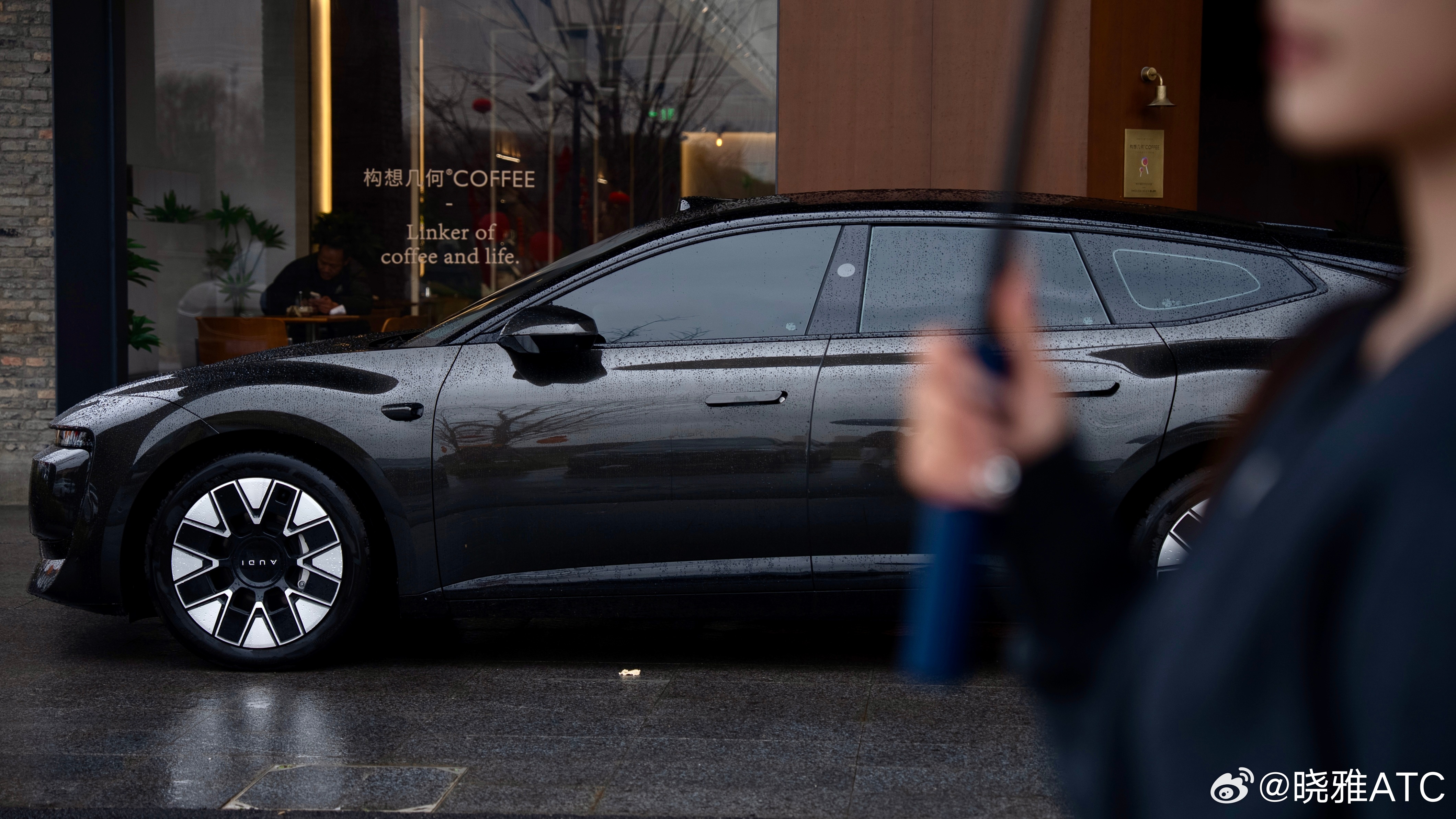 这几日连绵的阴雨，让我对这辆奥迪 E5 Sportback多了几分切身的体会。坐