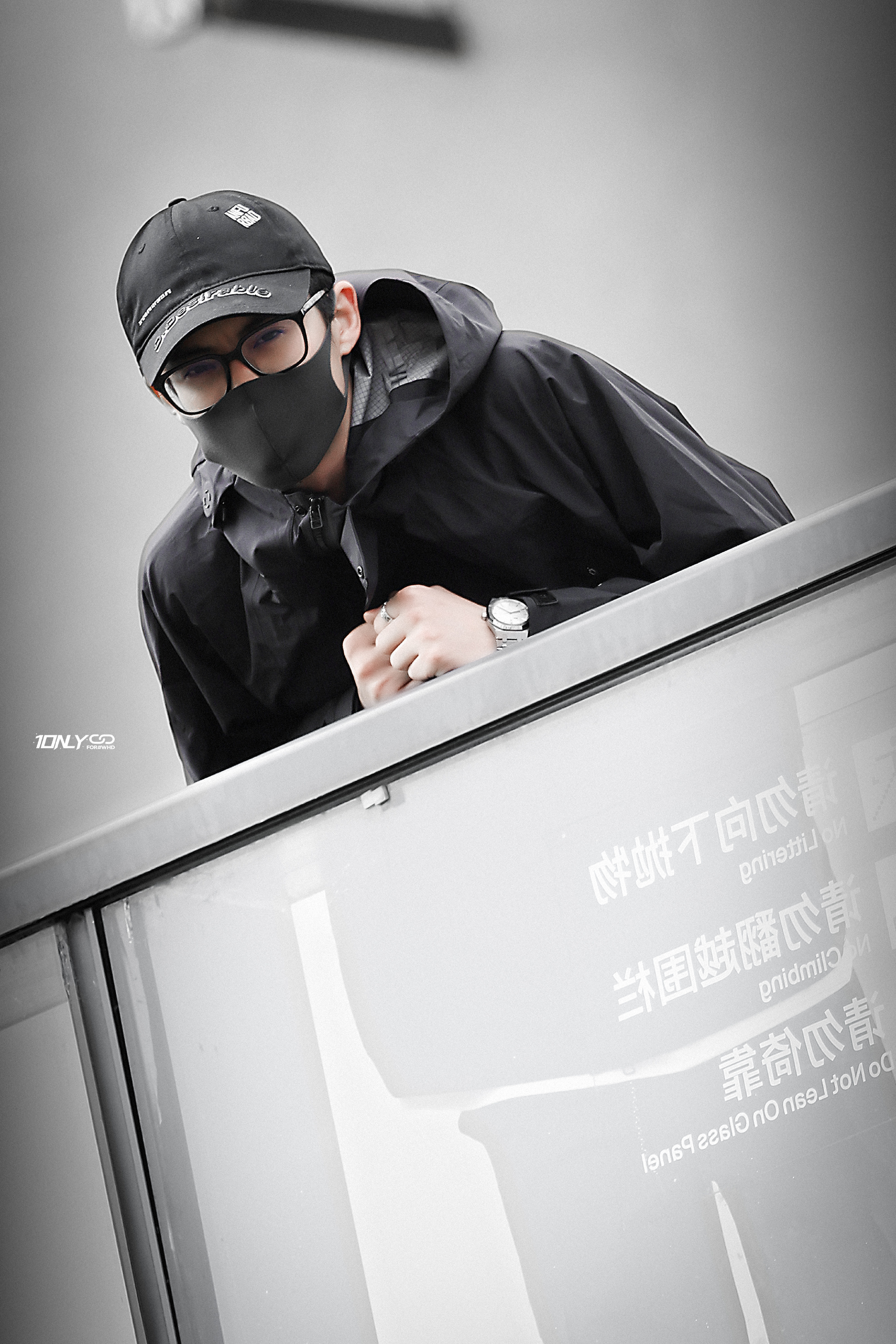 #王鹤棣比划手语叮嘱大家多喝水##你好星期六# all black棣跟大家挥挥手