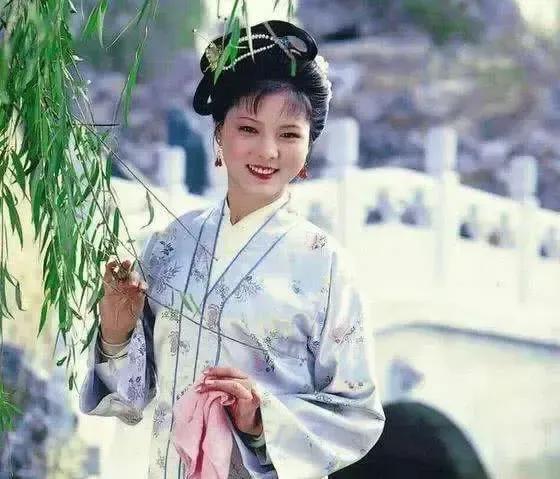 87版《红楼梦》中袭人的扮演者袁枚，我认为是演技非常好的一位演员。袭人作为贾府中