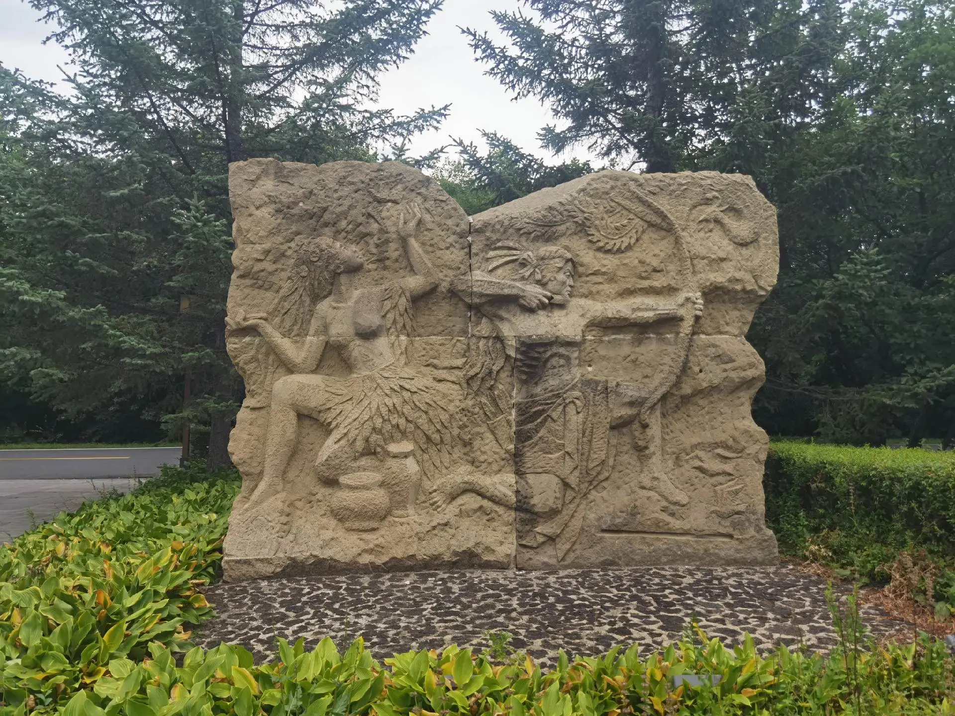 镜泊湖吊水楼瀑布。因火山喷发，流出的大量岩浆把牡丹江拦腰截断，河水被阻...