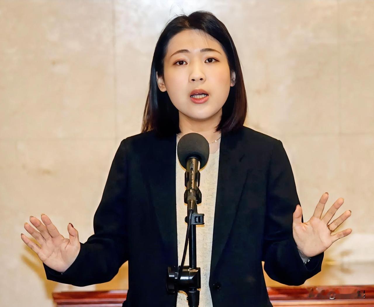 国民党“立委”徐巧芯今天说：“特朗普早在2月就公开表态，对台军售（含140亿未发